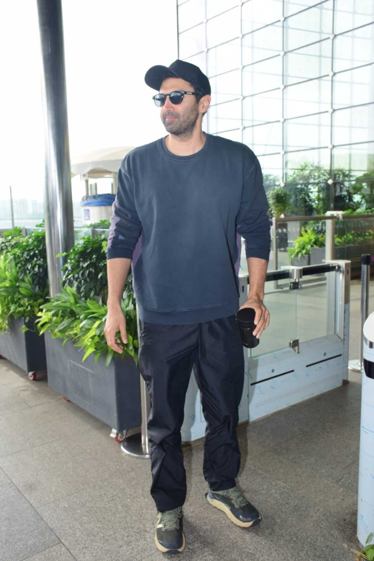 The airport today seemed like a busy place as many celebs were spotted. To begin with, we saw Aditya Roy Kapur in acool and comfy look. He sported grey sweatshirt with joggers and cap. 